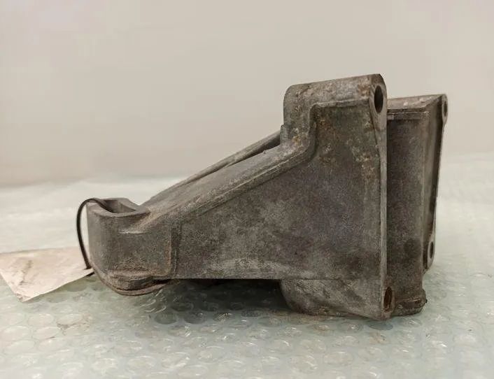 MERCEDES-BENZ W124 1 generation (1984-1994) Stūres pastiprinātāja sūkņa stiprinājuma kronšteins 21219934