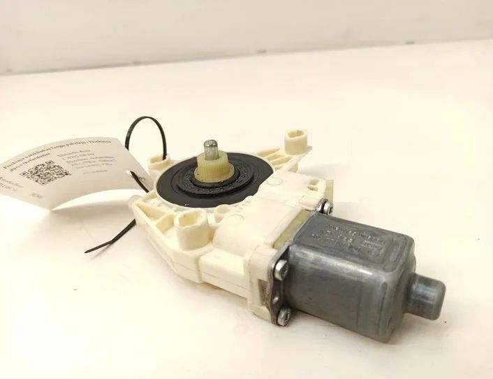 MERCEDES-BENZ E-Class W212/S212/C207/A207 (2009-2016) Priekšējo labo durvju logu pacelšanas motorīts A2048200642,961108100 21220117