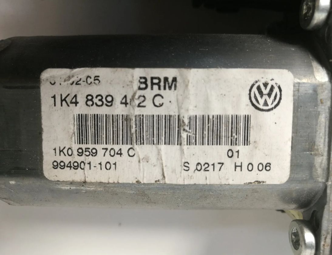 VOLKSWAGEN Golf 5 generation (2003-2009) Aizmugurējo labo durvju loga vadības motorīts 1K4839402C 13093422
