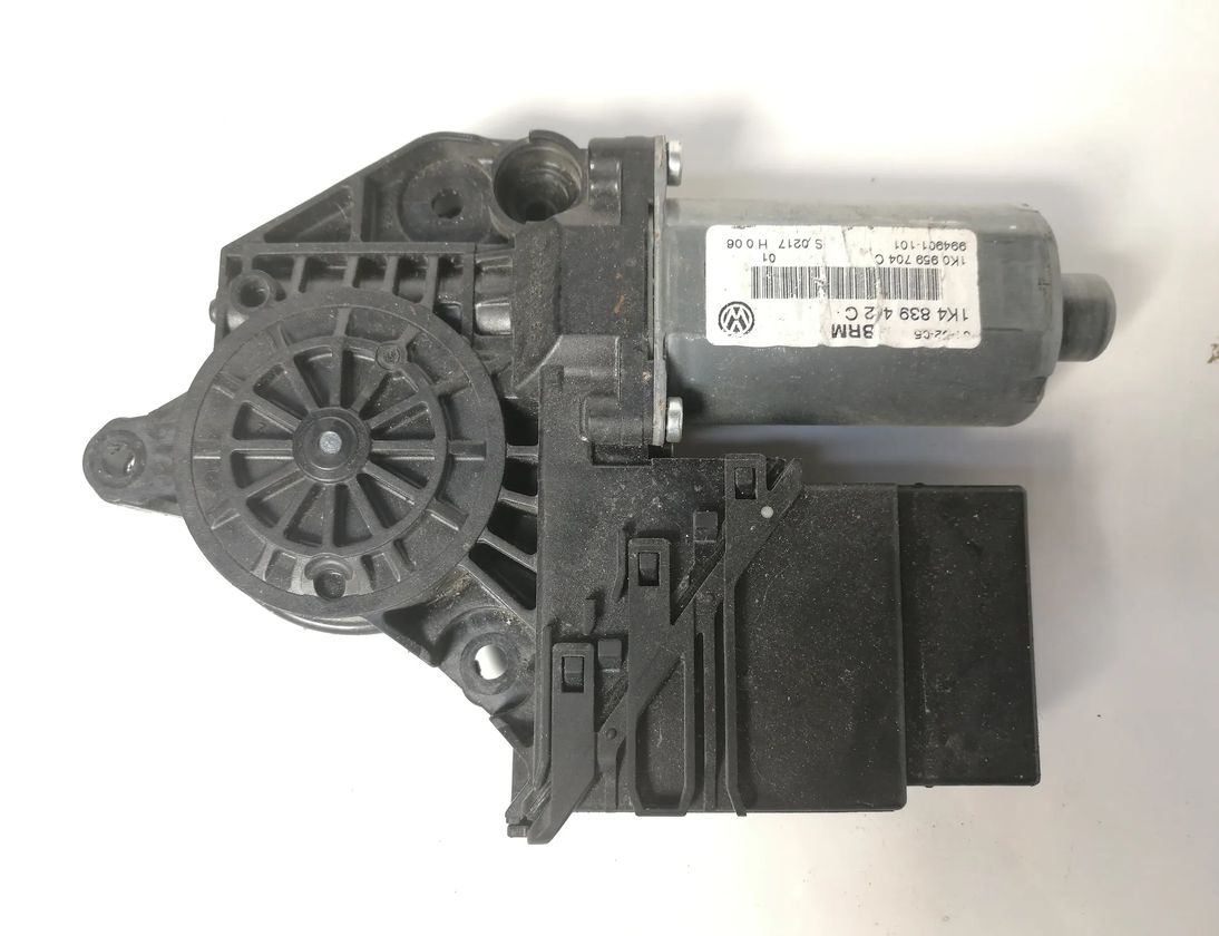 VOLKSWAGEN Golf 5 generation (2003-2009) Aizmugurējo labo durvju loga vadības motorīts 1K4839402C 13093422