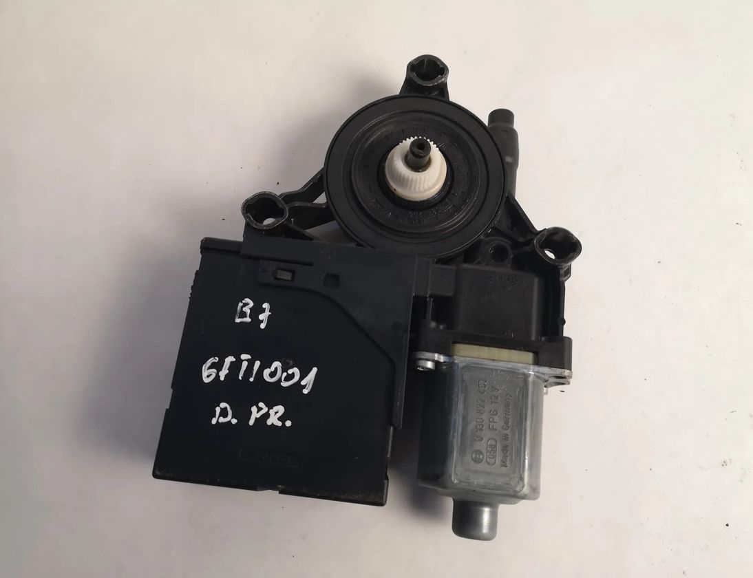 VOLKSWAGEN Passat B7 (2010-2015) Priekšējo labo durvju logu pacelšanas motorīts 3C0959793C 15444548