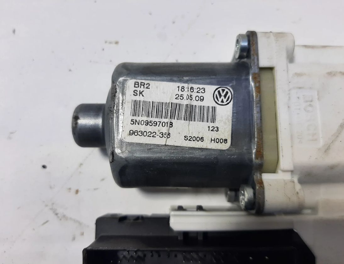 VOLKSWAGEN Tiguan 1 generation (2007-2017) Маторчик стеклоподъемника передней левой двери 1K0959793Q 31598578