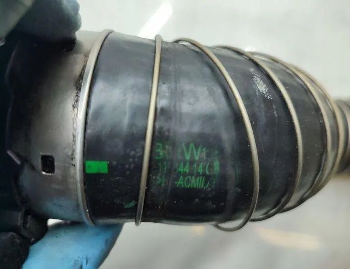 BMW X3 F25 (2010-2017) шланг радиатора интеркулера 637041501 25735587