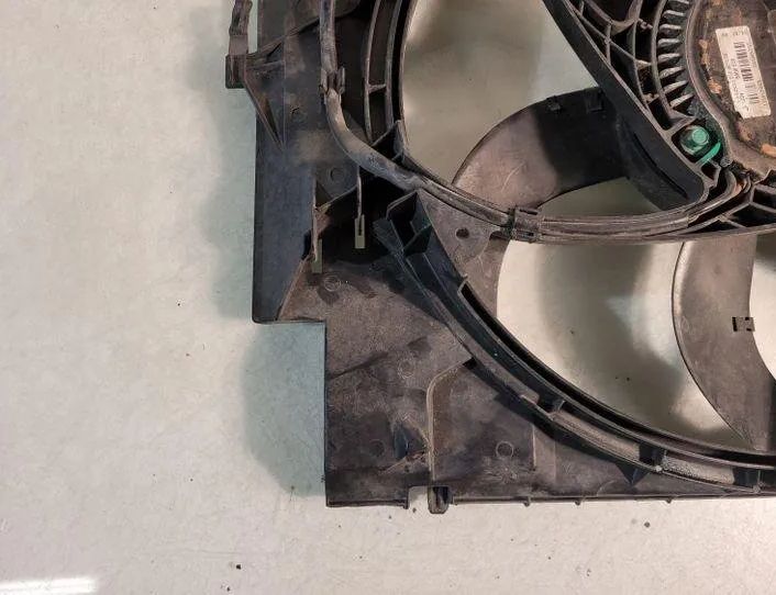 BMW 3 Series E90/E91/E92/E93 (2004-2013) Dzinēja dzesēšanas ventilators/difuzors 6937515 25736082