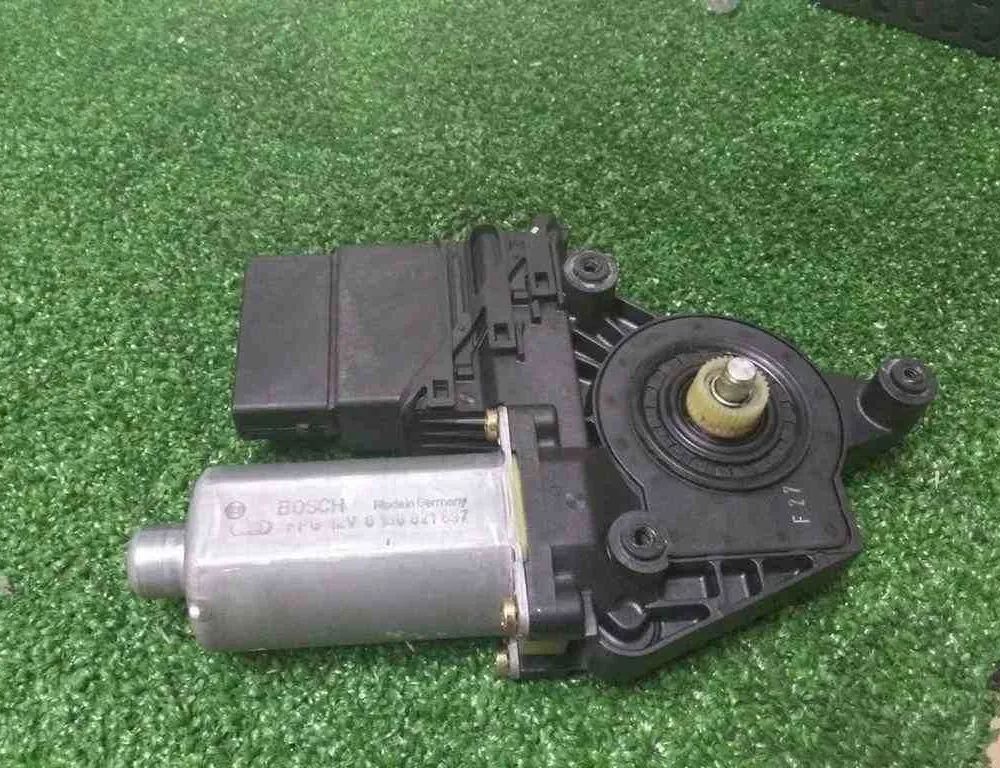 VOLKSWAGEN Passat B5 (1996-2005) Маторчик стеклоподъемника задней правой двери 0130821697 32495393