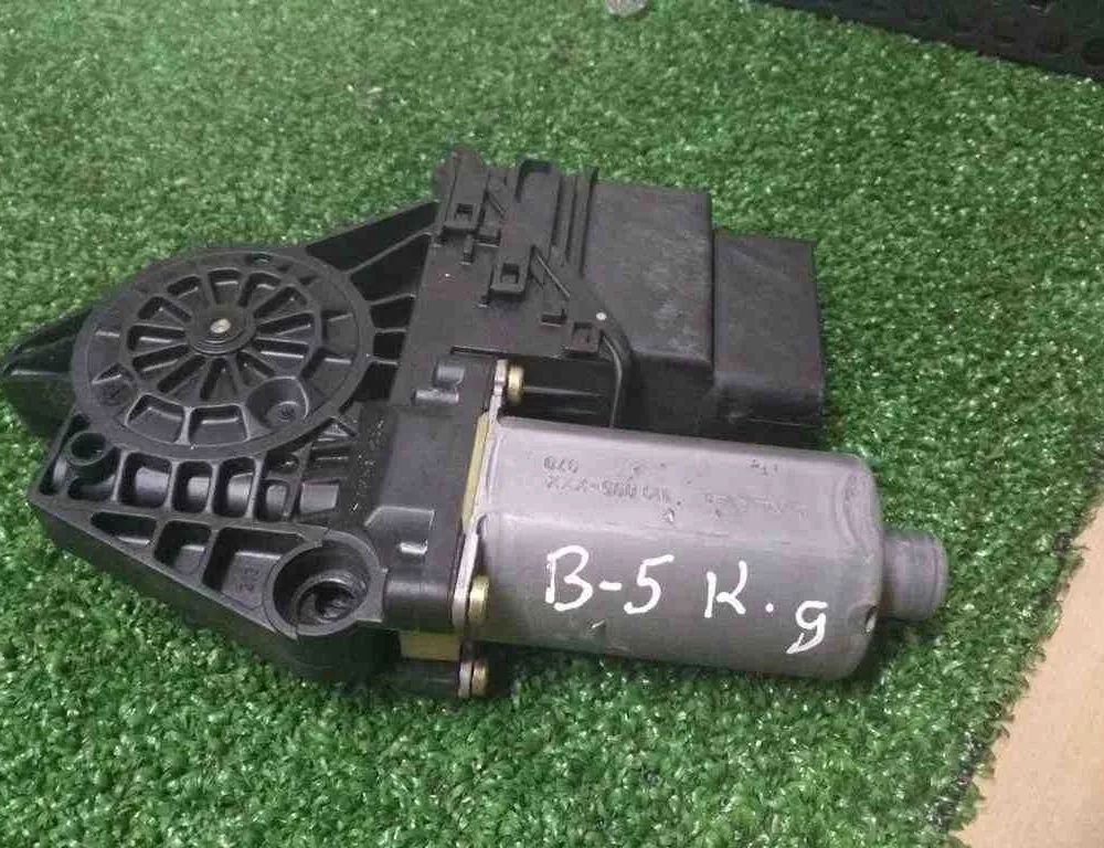 VOLKSWAGEN Passat B5 (1996-2005) Маторчик стеклоподъемника задней правой двери 0130821697 32495393