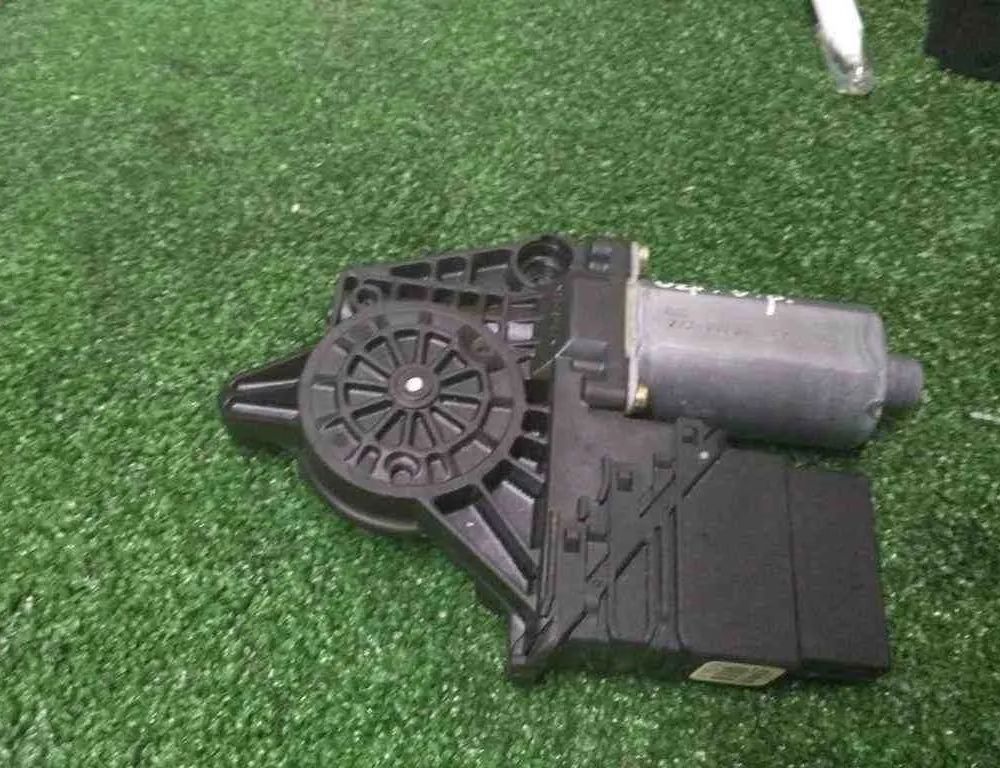 VOLKSWAGEN Passat B5 (1996-2005) Aizmugurējo labo durvju loga vadības motorīts 0130821696 32495394