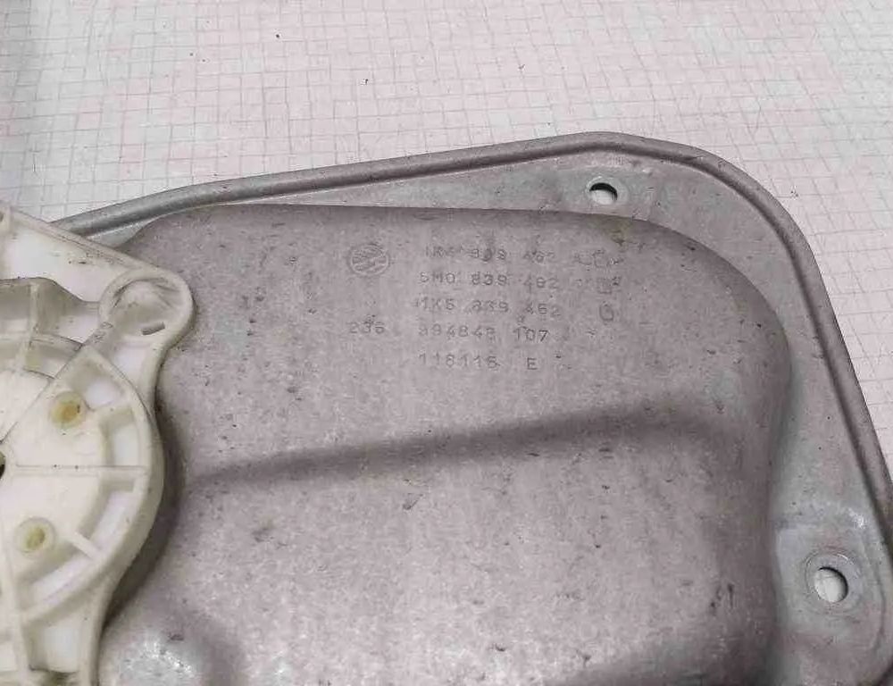 VOLKSWAGEN Golf 8 generation (2019-2023) Стеклоподъемник задней правой двери 5M0839462,1K5839462 32503699