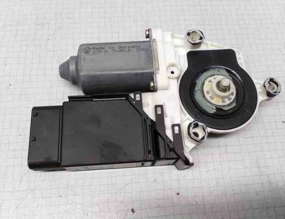 VOLKSWAGEN Bora 1 generation (1998-2005) Priekšējo kreiso durvju logu pacēlāja motorīts 9776101434202,1J1959802D 32520737