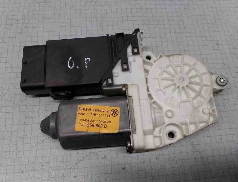 VOLKSWAGEN Bora 1 generation (1998-2005) Priekšējo kreiso durvju logu pacēlāja motorīts 9776101434202,1J1959802D 32520737