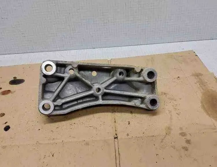 VOLKSWAGEN Caddy 3 generation (2004-2015) Кронштейн крепления коробки передач 1K0199117 32532869