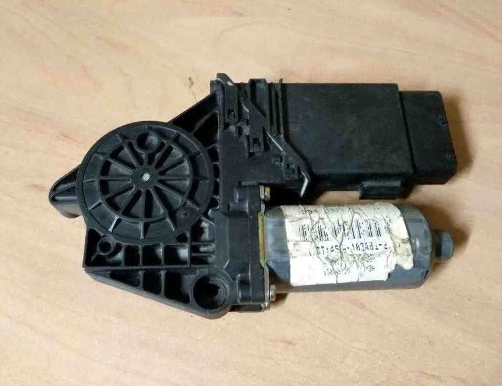 VOLKSWAGEN Passat B5 (1996-2005) Priekšējo kreiso durvju logu pacēlāja motorīts 130821695 32539474