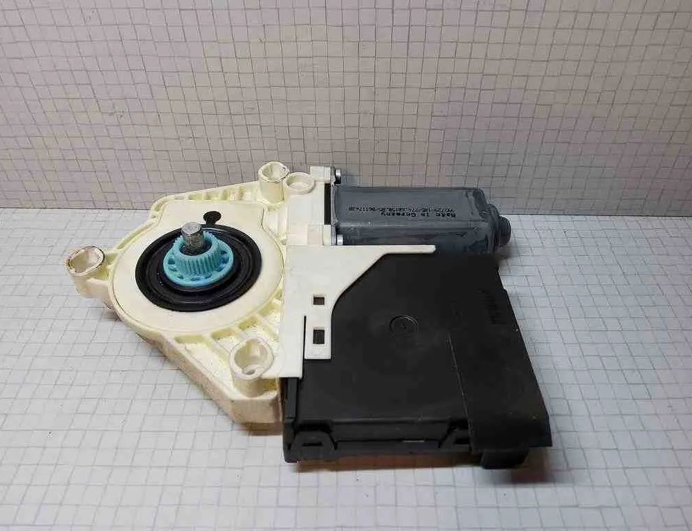 VOLKSWAGEN Passat B7 (2010-2015) Маторчик стеклоподъемника передней левой двери 1K0959701P,1K0959793L 32544968