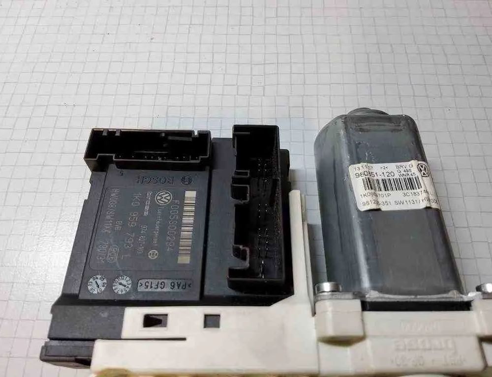 VOLKSWAGEN Passat B7 (2010-2015) Маторчик стеклоподъемника передней левой двери 1K0959701P,1K0959793L 32544968