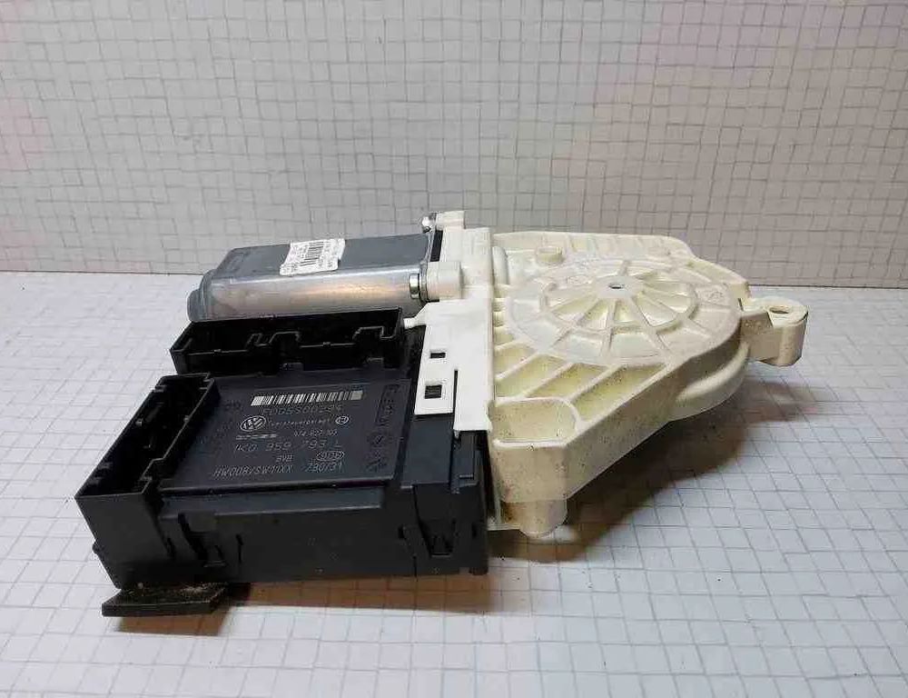 VOLKSWAGEN Passat B7 (2010-2015) Маторчик стеклоподъемника передней левой двери 1K0959701P,1K0959793L 32544968