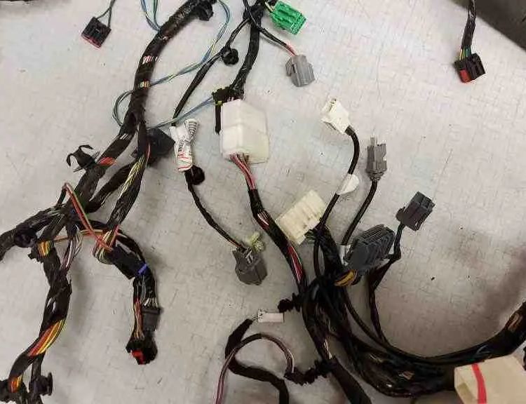 JEEP Grand Cherokee 4 generation (WK) (2004-2024) Kabeļi / vadi E1616238,8567211,3B211184,1326490,X40006601X,56042559,111663,39290801A,814191693,19243931,MK1D15115,020411,3B211148,301115,6121171,56021253,1116907,014520152,59Z074000,13260182,914191701,1117923,11579E131,816238,855722 32555162