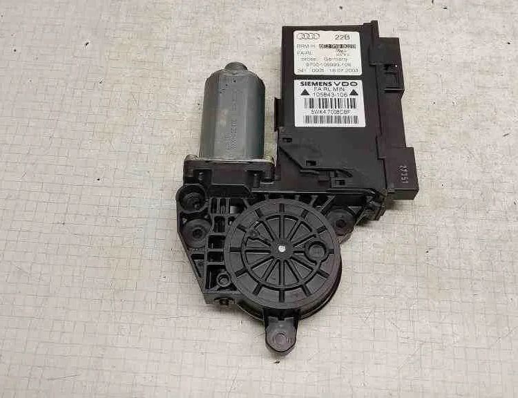 AUDI A4 B5/8D (1994-2001) Маторчик стеклоподъемника передней левой двери 105843106,0130821764,8E2959802B,9700105993106,102236XXX 32559117
