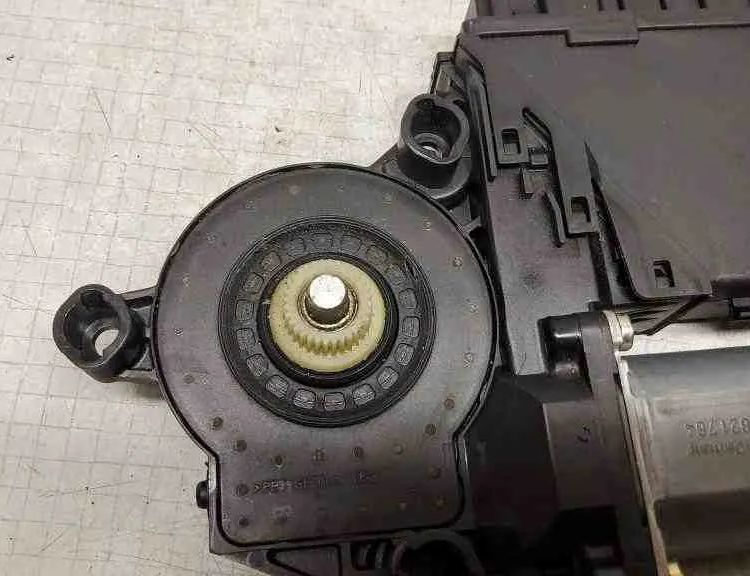 AUDI A4 B5/8D (1994-2001) Маторчик стеклоподъемника передней левой двери 105843106,0130821764,8E2959802B,9700105993106,102236XXX 32559117