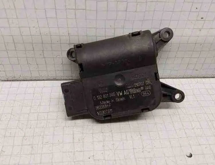 VOLKSWAGEN Golf 5 generation (2003-2009) Salona sildītāja vadības vārsti 0132801345,21070703,983389H 32560327