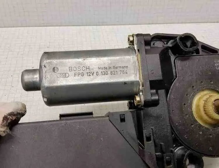 AUDI A4 B5/8D (1994-2001) Priekšējo kreiso durvju logu pacēlāja motorīts 5WK47008,9700105993101,0130821764,105843101,8E2959802B,102236XXX,0290002 32560823