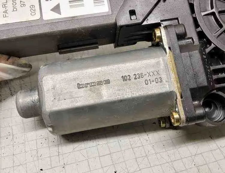 AUDI A4 B5/8D (1994-2001) Priekšējo kreiso durvju logu pacēlāja motorīts 5WK47008,9700105993101,0130821764,105843101,8E2959802B,102236XXX,0290002 32560823