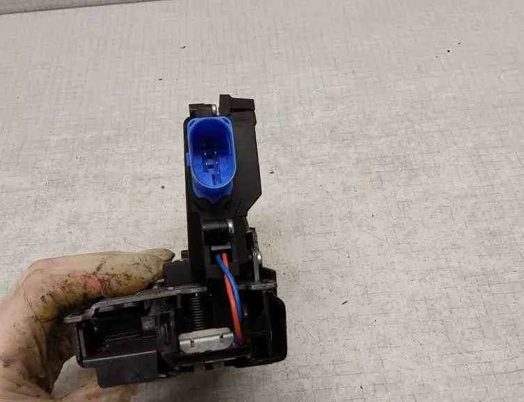 SKODA Octavia 2 generation (2004-2013) Aizmugurējā labā durvju slēdzene 7L083901D,25101D6 32561513