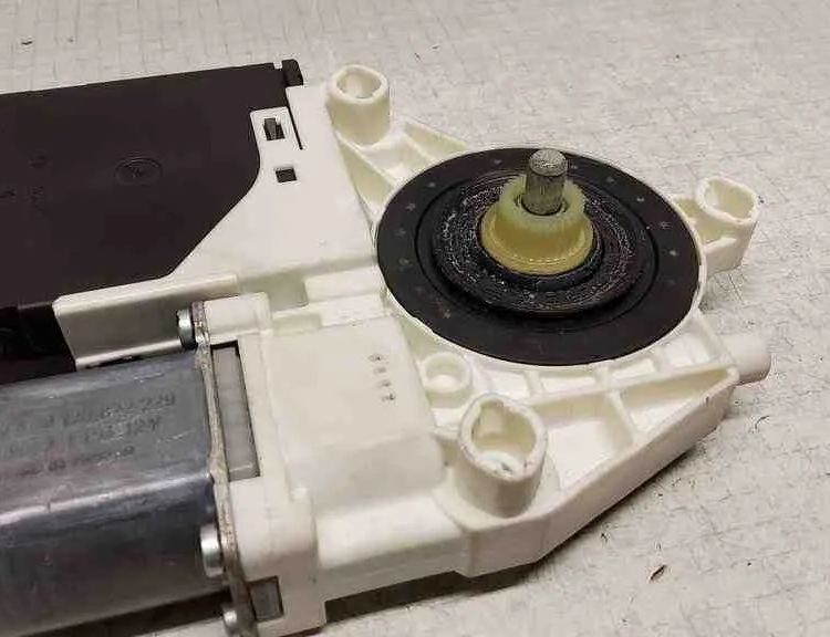 VOLKSWAGEN Golf 5 generation (2003-2009) Priekšējo kreiso durvju logu pacēlāja motorīts F005S00296,1K0959792,974629103,1K0959702P,0130822229,1K5837402AH,1133006,973568315 32561856