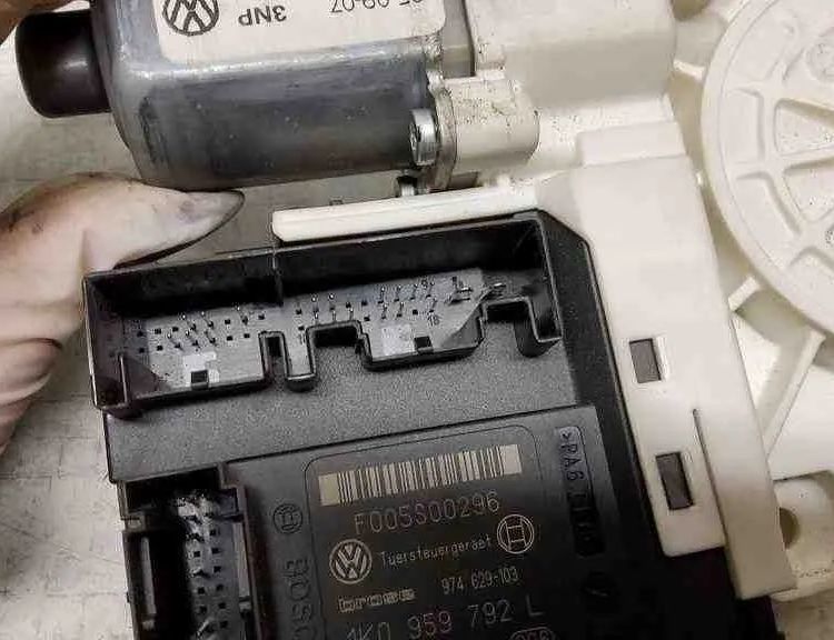 VOLKSWAGEN Golf 5 generation (2003-2009) Priekšējo kreiso durvju logu pacēlāja motorīts F005S00296,1K0959792,974629103,1K0959702P,0130822229,1K5837402AH,1133006,973568315 32561856