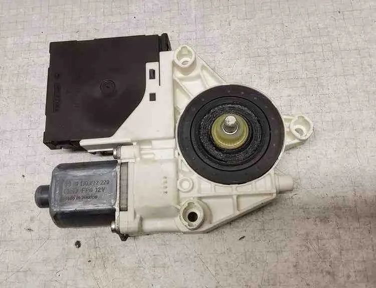 VOLKSWAGEN Golf 5 generation (2003-2009) Priekšējo kreiso durvju logu pacēlāja motorīts F005S00296,1K0959792,974629103,1K0959702P,0130822229,1K5837402AH,1133006,973568315 32561856