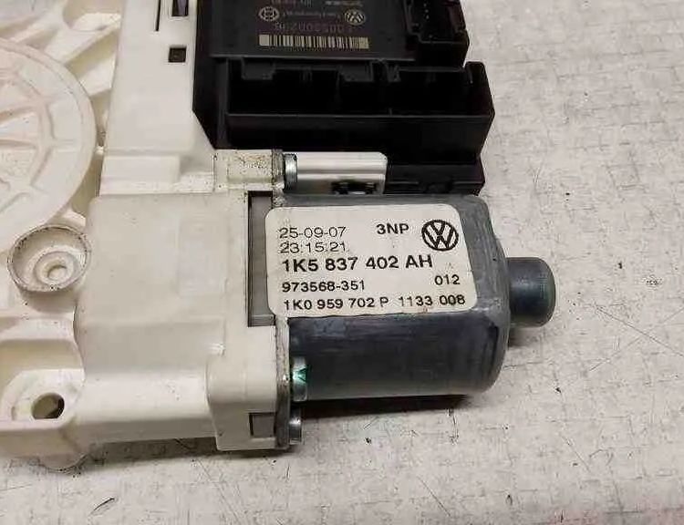 VOLKSWAGEN Golf 5 generation (2003-2009) Priekšējo kreiso durvju logu pacēlāja motorīts F005S00296,1K0959792,974629103,1K0959702P,0130822229,1K5837402AH,1133006,973568315 32561856