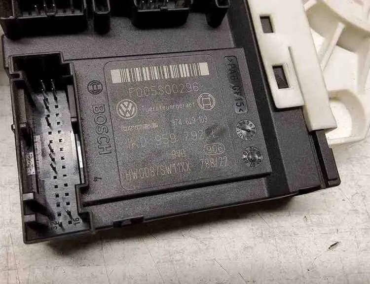 VOLKSWAGEN Golf 5 generation (2003-2009) Priekšējo kreiso durvju logu pacēlāja motorīts F005S00296,1K0959792,974629103,1K0959702P,0130822229,1K5837402AH,1133006,973568315 32561856