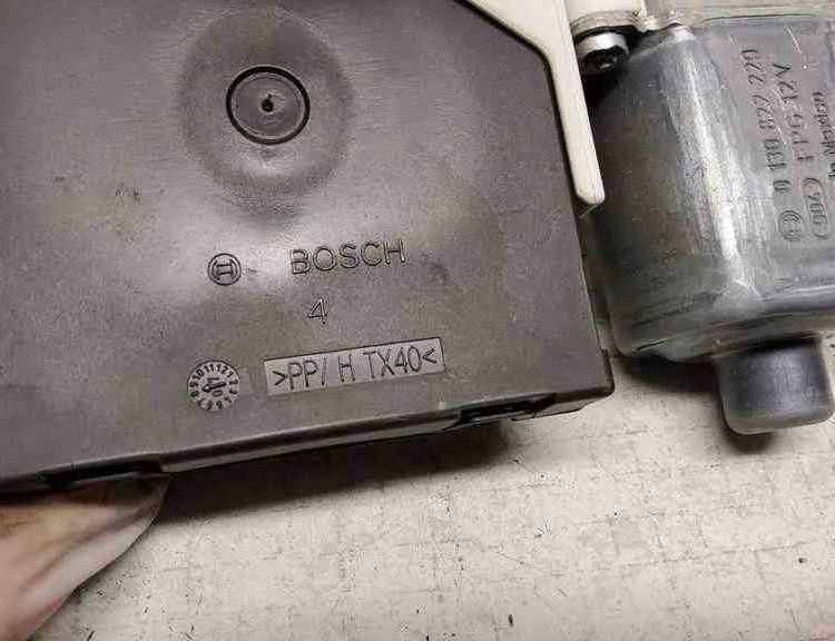 VOLKSWAGEN Golf 5 generation (2003-2009) Priekšējo kreiso durvju logu pacēlāja motorīts F005S00296,1K0959792,974629103,1K0959702P,0130822229,1K5837402AH,1133006,973568315 32561856