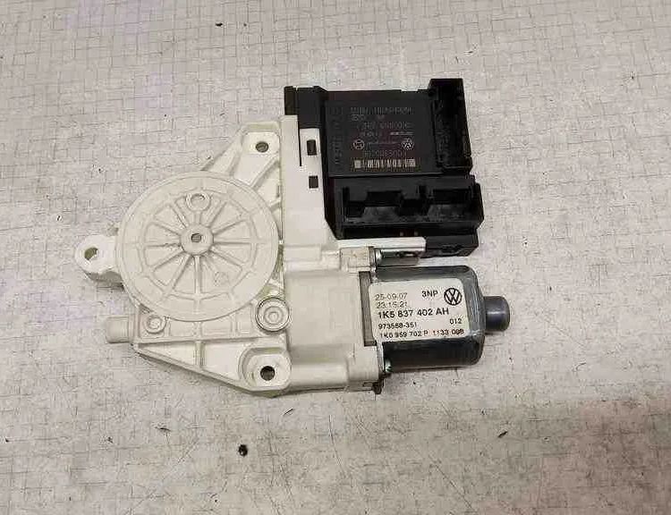 VOLKSWAGEN Golf 5 generation (2003-2009) Priekšējo kreiso durvju logu pacēlāja motorīts F005S00296,1K0959792,974629103,1K0959702P,0130822229,1K5837402AH,1133006,973568315 32561856