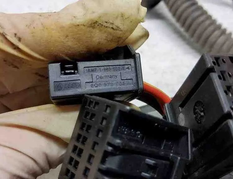 VOLKSWAGEN Touareg 1 generation (2002-2010) Aizmugurējo labo durvju elektroinstalācija 1J0972704,6Q0972705,7L0971841B,1J0973714,4A0971883,6Q0973717,3B0972712,7L6971694B,6Q0972704,8Z0972701 32564003