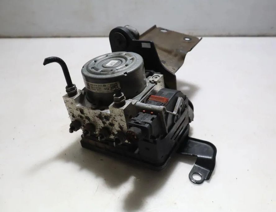 VOLKSWAGEN Golf 8 generation (2019-2023) ABS Pump 32882202