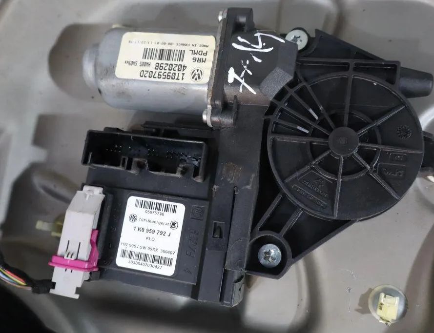 SKODA Octavia 2 generation (2004-2013) Front Left Door Window Regulator 32889642