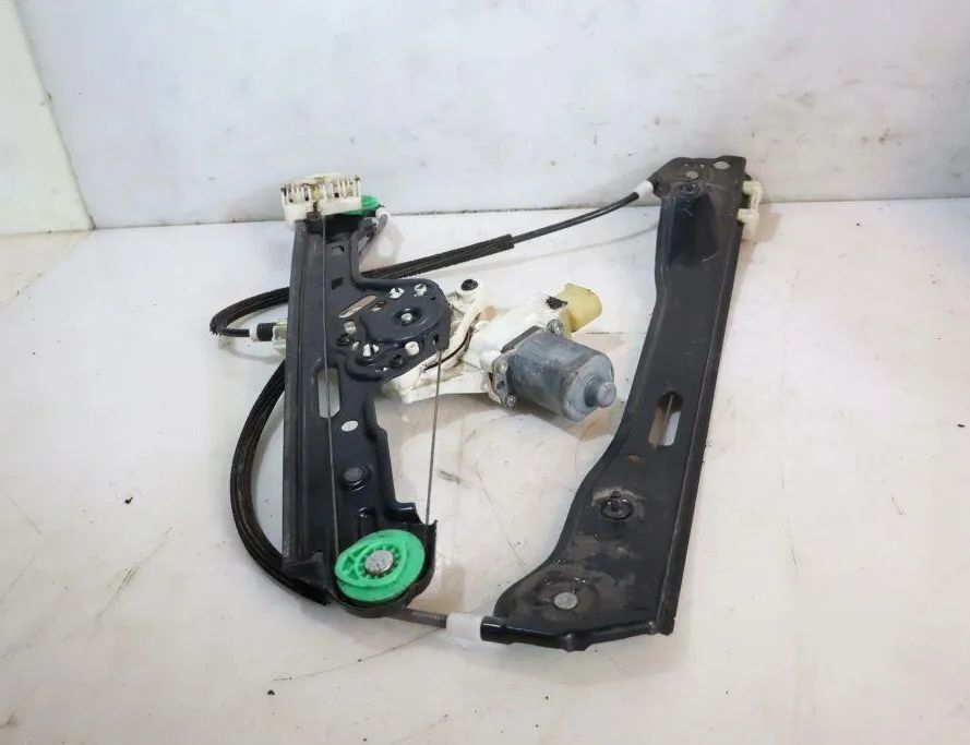 BMW 1 Series E81/E82/E87/E88 (2004-2013) Priekšējo kreiso durvju logu pacēlājs 32890638