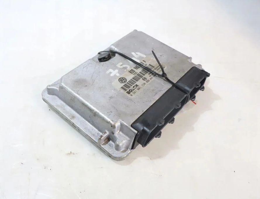 VOLKSWAGEN Passat B6 (2005-2010) Блок управления двигателем 0281001720 32900827