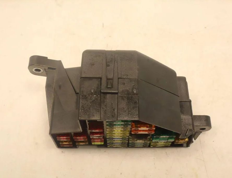 VOLKSWAGEN Passat B7 (2010-2015) Блок предохранителей 32904991