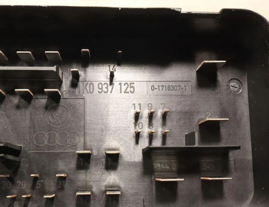 AUDI A3 8P (2003-2013) Блок предохранителей 32909268