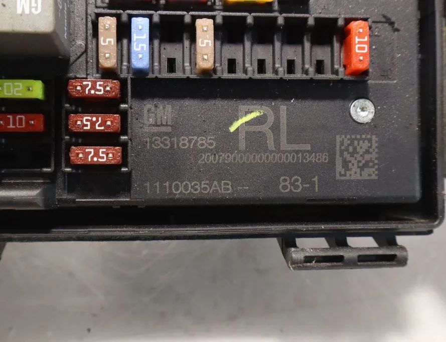 OPEL Astra J (2009-2020) Fuse Box 32944679