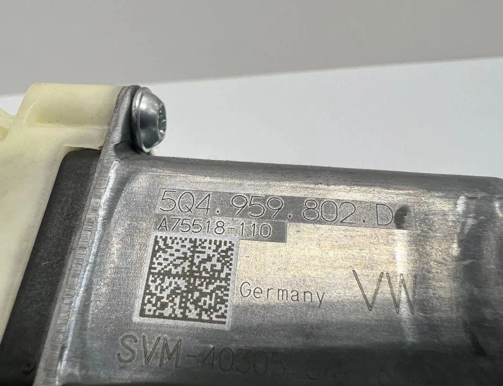 VOLKSWAGEN Passat B8 (2014-2023) Aizmugurējo kreiso durvju loga pacēlāja motorīts SVM40305,5Q4959802D 31894861
