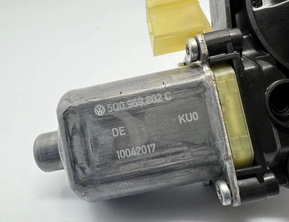 VOLKSWAGEN Golf 8 generation (2019-2023) Front Left Door Window Regulator Motor 5Q0959802C 31895595