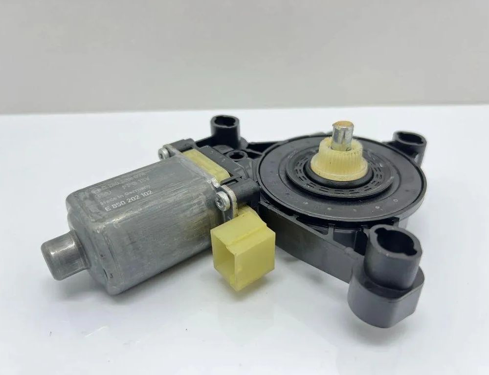 VOLKSWAGEN Golf 8 generation (2019-2023) Front Left Door Window Regulator Motor 5Q0959802C 31895595