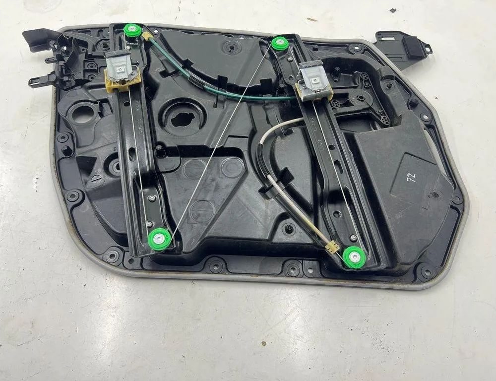 MERCEDES-BENZ C-Class W205/S205/C205 (2014-2023) Priekšējo kreiso durvju logu pacēlājs A2057600104 31946465