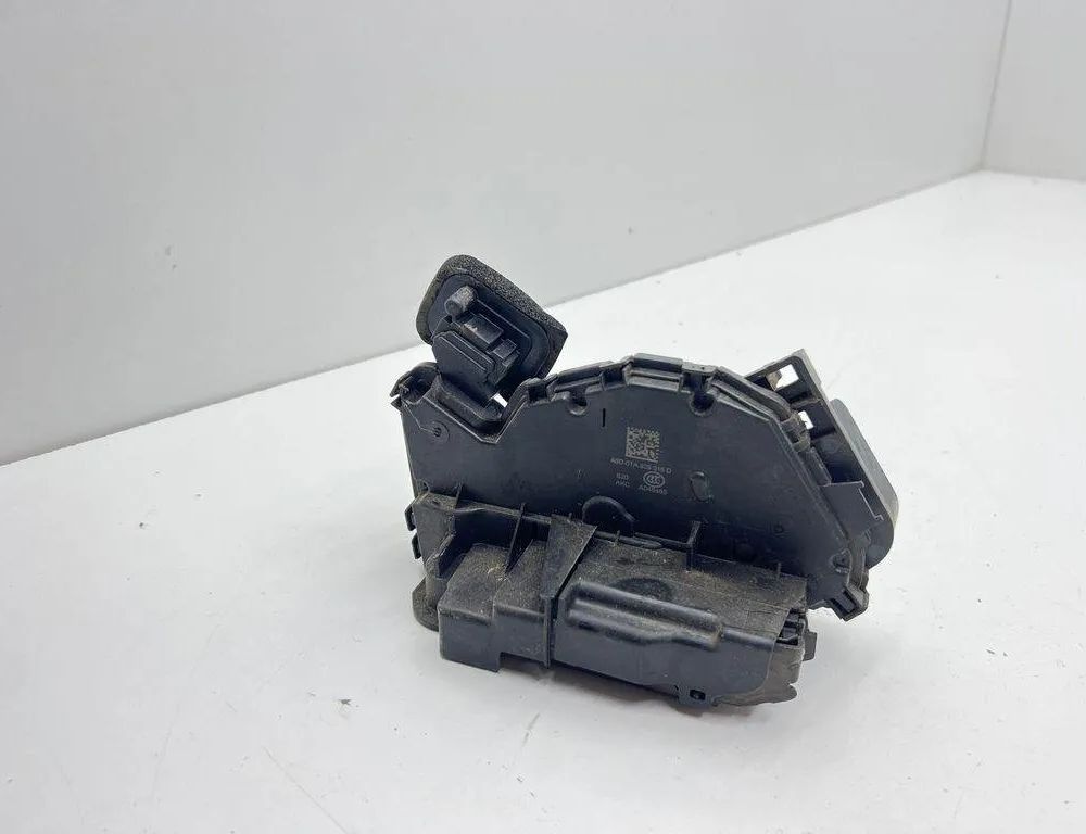 VOLKSWAGEN Golf 8 generation (2019-2023) Aizmugurējā labā durvju slēdzene 5TA839016D 31995125