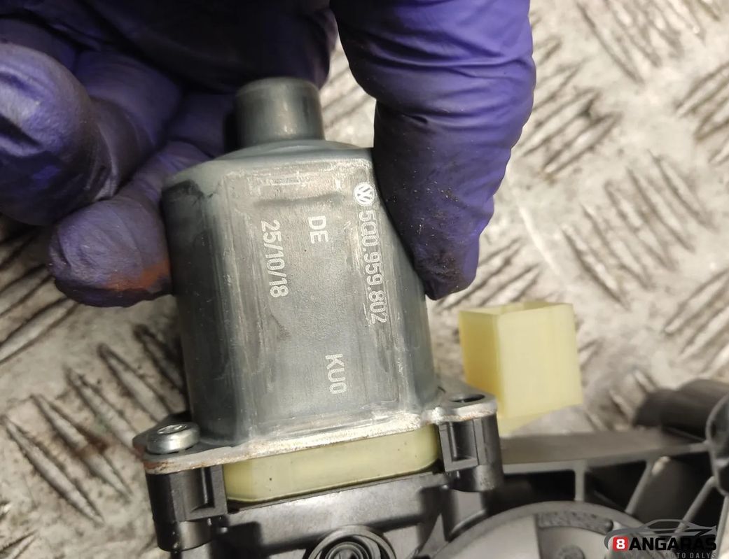 AUDI A3 8V (2012-2020) Маторчик стеклоподъемника передней правой двери 5q0959802 28241189