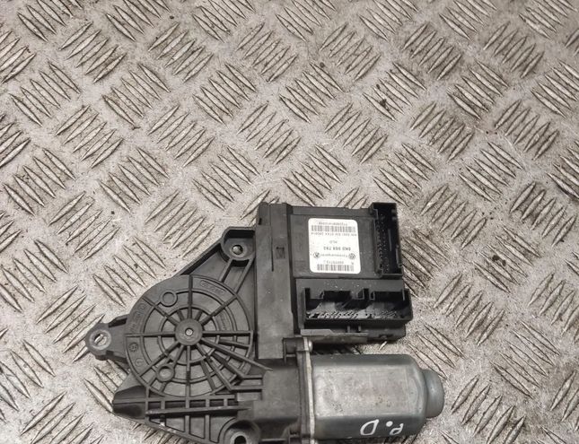 VOLKSWAGEN Caddy 3 generation (2004-2015) Priekšējo labo durvju logu pacelšanas motorīts 5k0959793 31547733