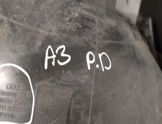 AUDI A3 8P (2003-2013) Передний правый подкрылок 8p0821172g 31846351