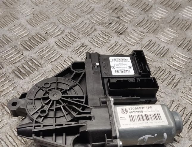 VOLKSWAGEN Caddy 3 generation (2004-2015) Маторчик стеклоподъемника передней правой двери 5k0959793c 33072241